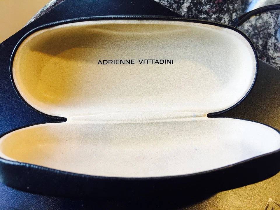 Adrienne Vittadini 黑色硬眼镜盒 — 第 3/3 张图片