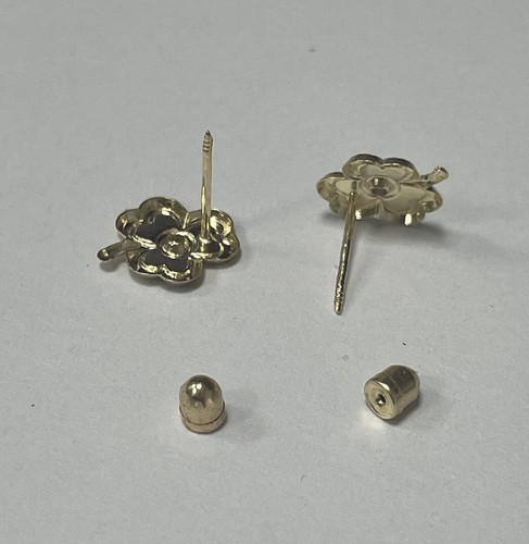 Flower Leaf Clover White Stud Earrings 14K Solid Gold With Safety Backing - 第 3/3 張圖片