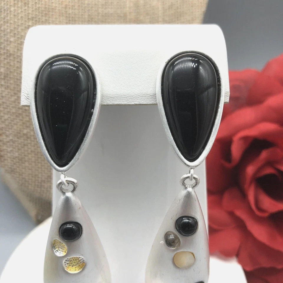 Pendientes colgantes largos firmados Sheila Fajl brillo satinado mate tono plata cuentas incrustadas Foto 2 de 4