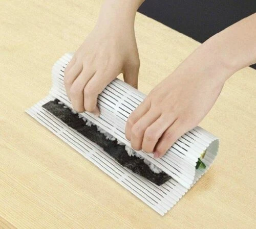 Weiße markenlose Küche