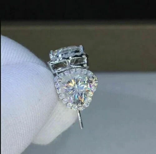 Aretes de diamantes con halo de 3 quilates con forma de corazón creados en laboratorio acabado en oro blanco de 14 k Foto 2 de 4