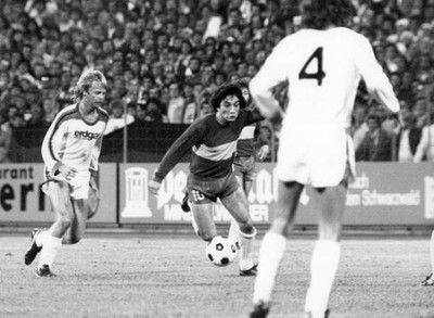 Boca striker Carlos Salinas dribbles through Monchengladbach defen- Old Photo