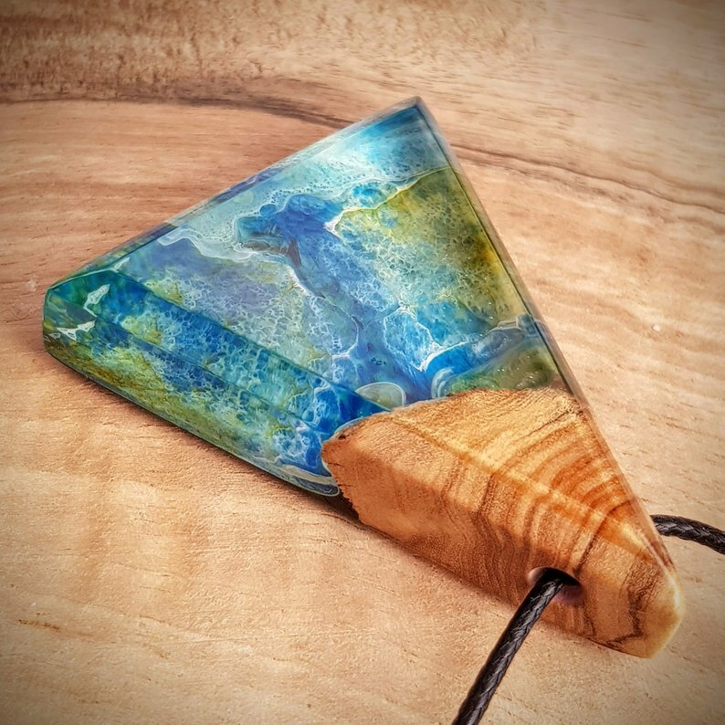 Collier Pendentif Triangle En Bois D'olivier Et Résine époxy - Vert/bleu - Longueur Réglable 50-70cm - Neuf