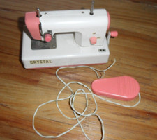 Crystal Kinder Miniatur Nähmaschine Batterie- Oder Handbetrieb, Japan, Rosa/Weiß