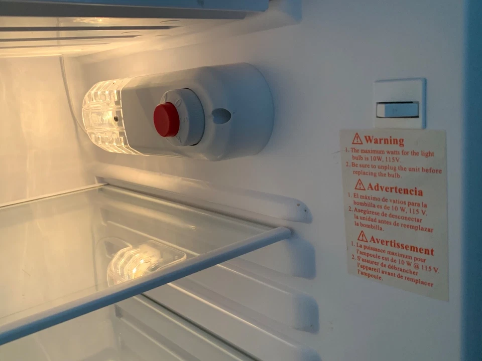 Refrigerador Magic Chef MCBR440S2 4,4 pies cúbicos con congelador, fresa, estante para refrescos! Foto 2 de 4