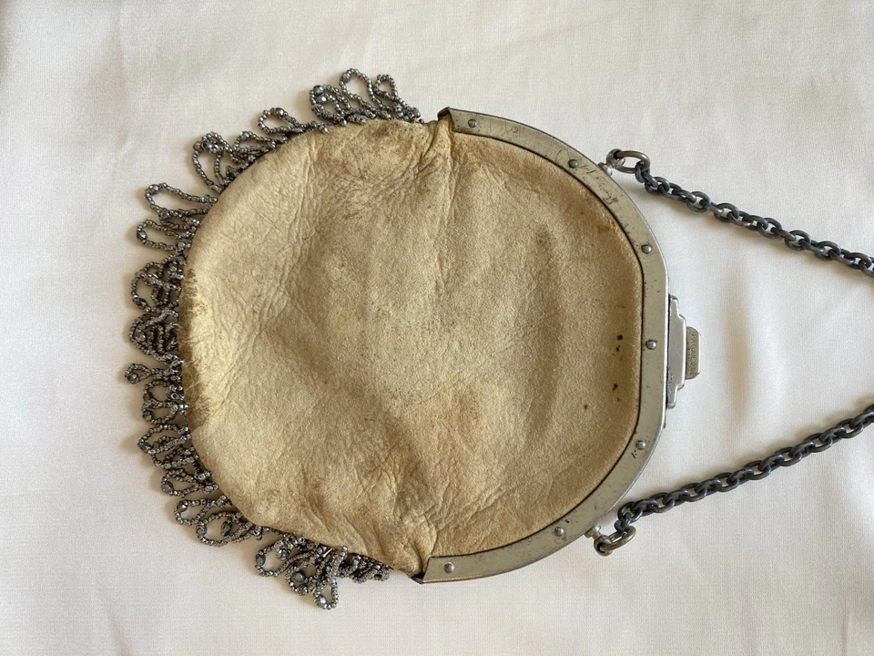 Cartera de muñeca Chatelaine antigua Art Nouveaux de plata y metal con cuentas flecos de gamuza Foto 3 de 4