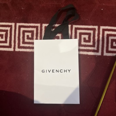 Givenchy Medium weiße Kiesel Papier Geschenktüte brandneu & authentisch (15,5x22x8cm)