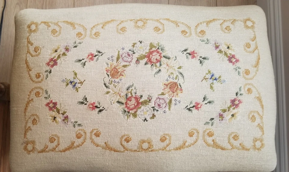 Antiguo banco de punta de aguja de madera tallada estilo francés recorte de cabeza de clavo RECOGIDA LOCAL  Foto 2 de 4