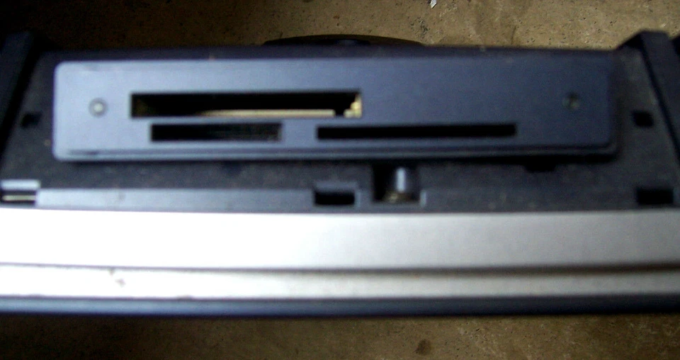 Computer Monitor 17" BenQ Model FP791 Built in Speakers & Card reader  VGA - Image 3 of 4