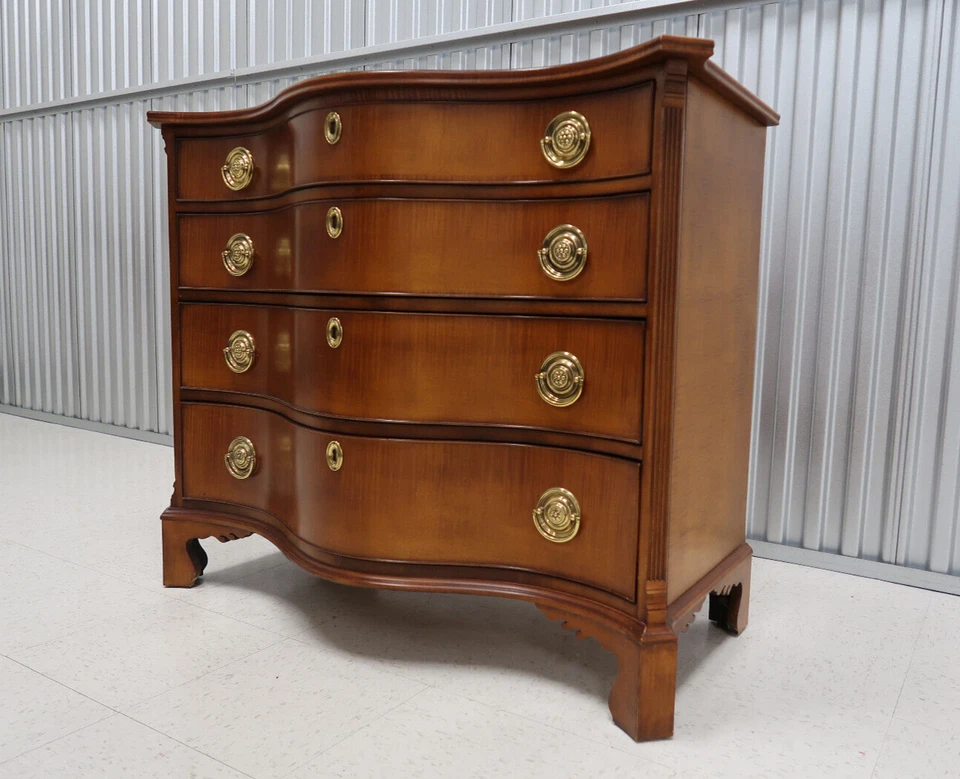 Silla de nogal americano Winterthur Country Estate Collection cofre serpentino de arce tigre Foto 3 de 4