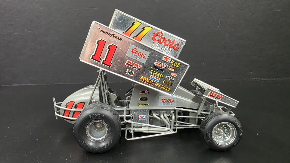 MONOGRAM WORLD OF OUTLAWS SPRINT CAR BUILT 1/24 DC - Image 4 of 4