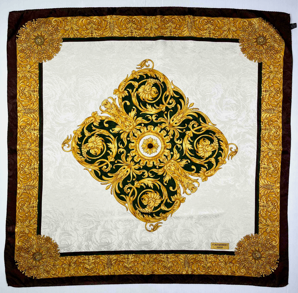 Foulard En Soie Vintage FURSTENBERG Couture - Dimensions 86x90 Cm, Fond Ivoire Clair Et Bord Rose