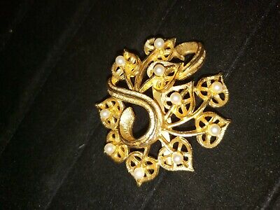 Stunning gold tone leaf brooch with faux pearl