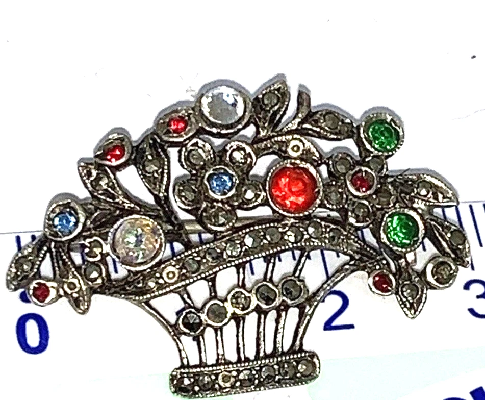 SPILLA CESTINO DI FIORI TRAFORATO IN ARGENTO 835 MARCASITE E STRASS COLORATI - Immagine 2 di 4