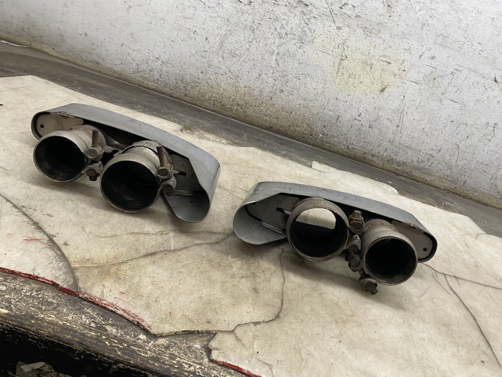 2016-2020 BENTLEY BENTAYGA OEM 6.0L W12 RIGHT LEFT REAR MUFFLER EXHAUST TIP SET