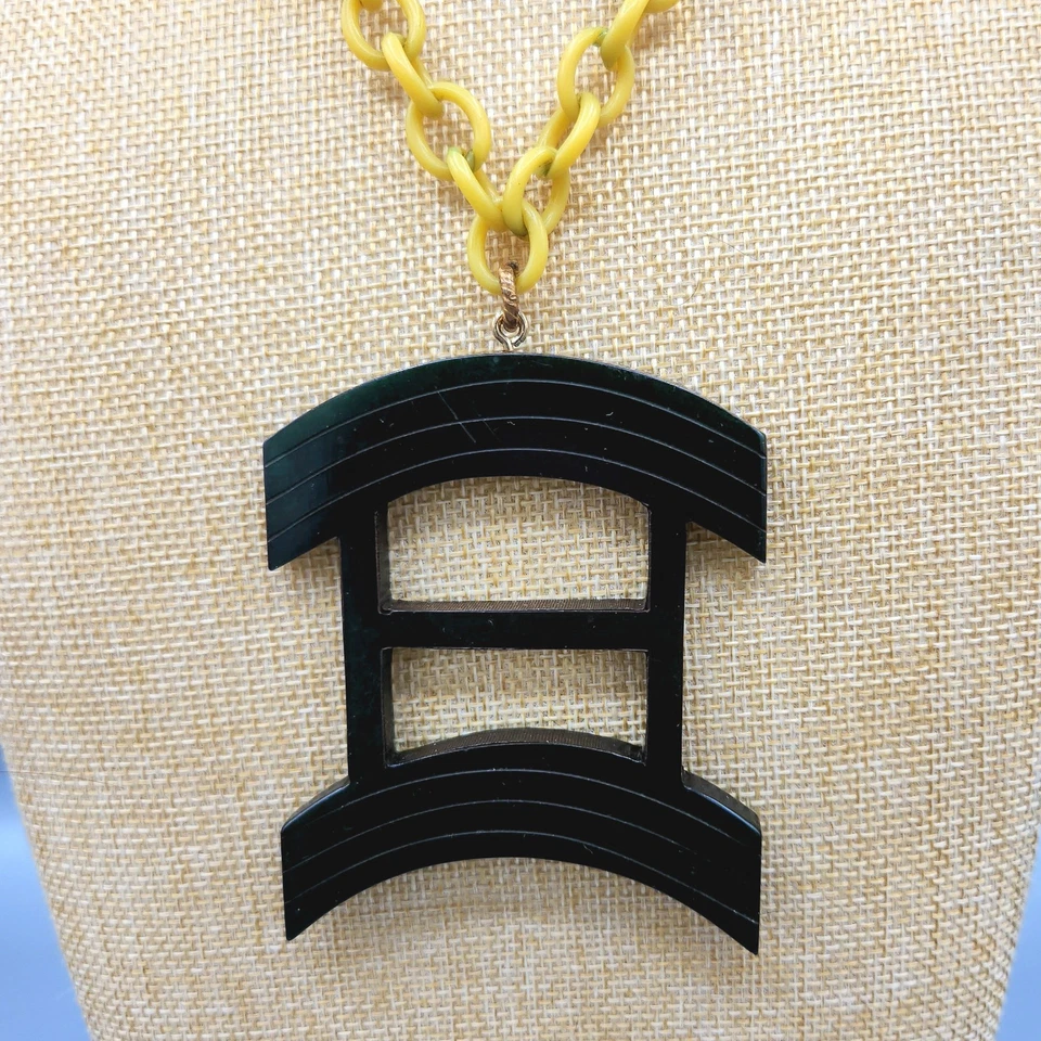 Colar corrente celulóide verde esculpido baquelite tema asiático catalina Chartreuse - Imagem 3 de 4