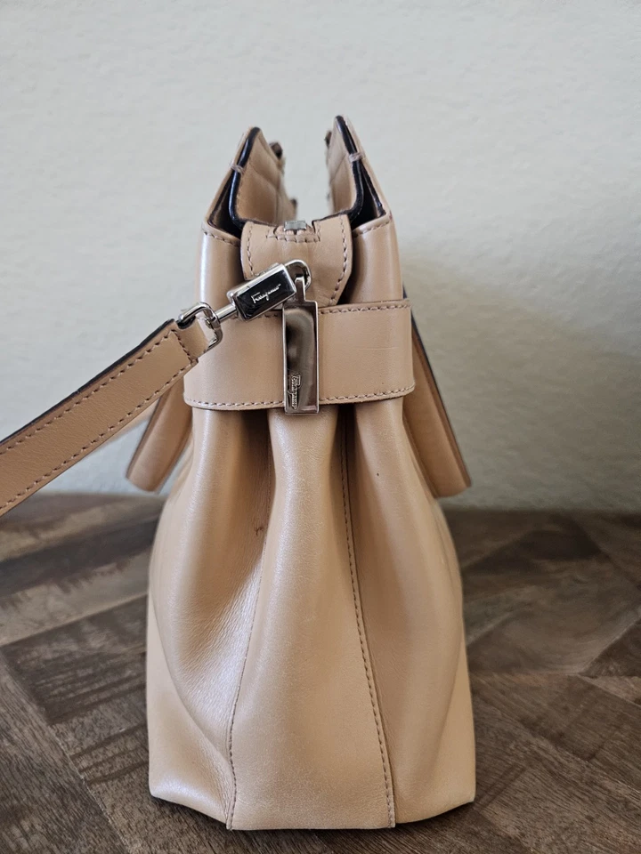 Bolso de hombro Salvatore Ferragamo de cuero camel plateado herrajes cremallera... Foto 2 de 4