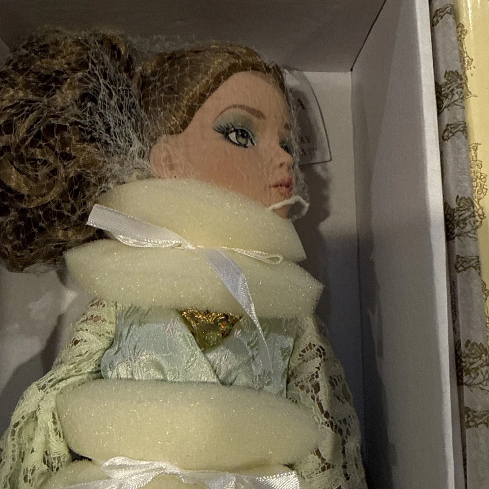 TONNER ELLOWYNE WILDE BEHIND BLUE EYES DOLL W/ SATIN SHIMMER AMBER OUTFIT 16” - Image 2 of 4