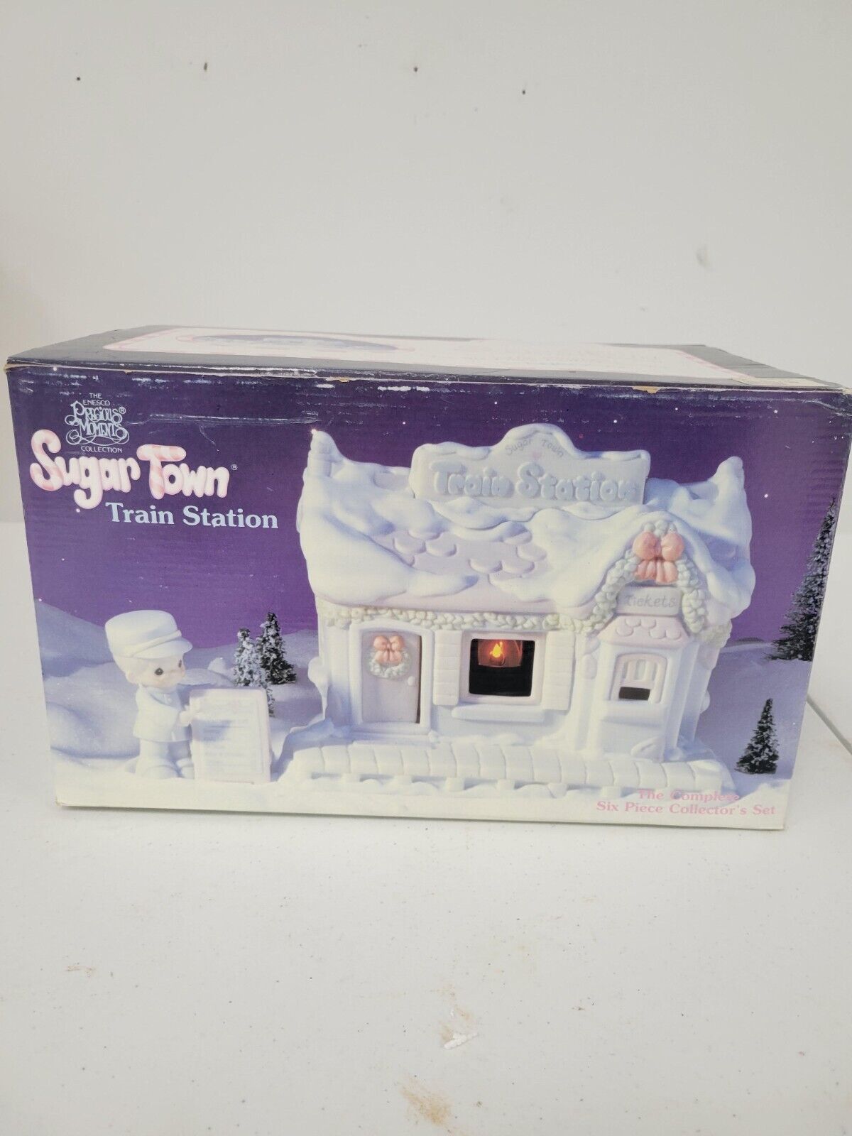 PRECIOUS MOMENTS, SUGAR TOWN, LIGHTED TRAIN STATION- 5 FIGURINES IN BOX