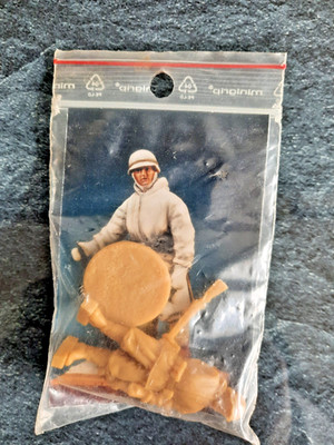 Resinfigur - 1:35 - vermutlich ADV - Deutscher Panzergrenadier in Winteruniform