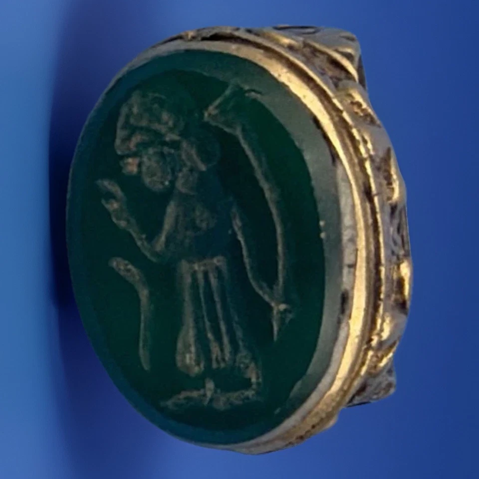 Antique Venetian intaglio ring carved green stone in a gold gilt setting Sz 7.5 - Image 3 of 4