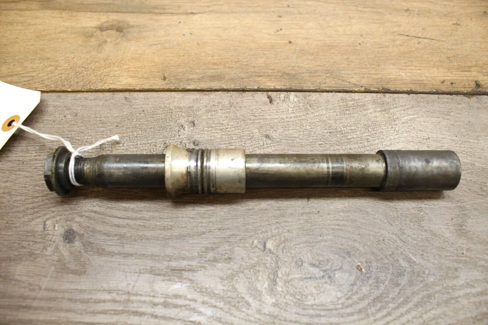 Yamaha YZ250F 2002 02 eje delantero con espaciadores y tuerca Foto 2 de 4