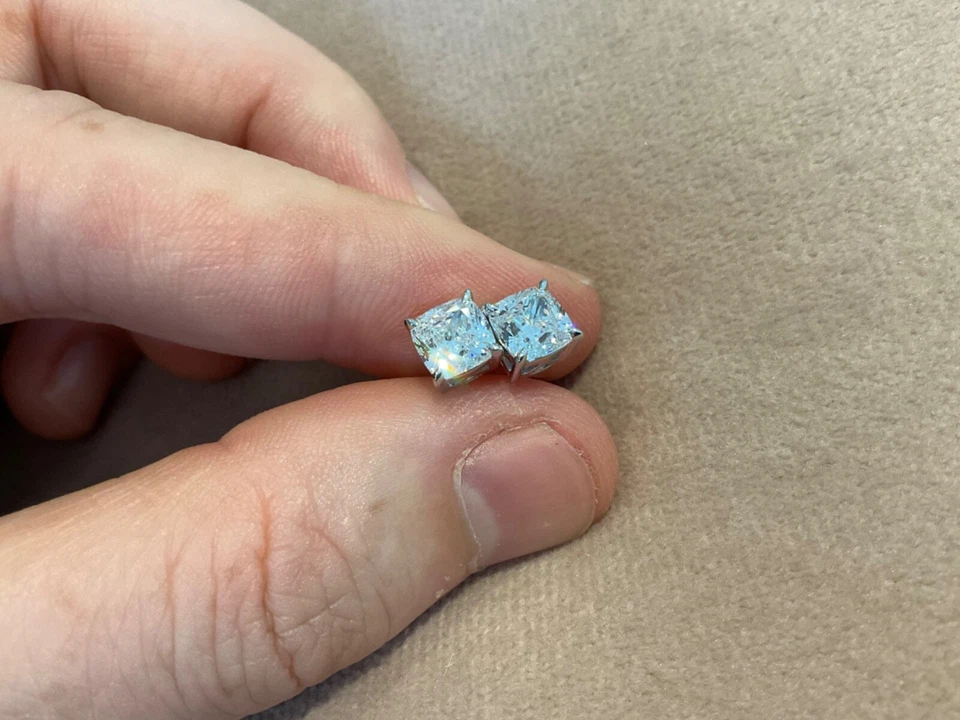 Pendientes solitarios enchapados en platino 925 con diamantes de corte cojín creados en laboratorio de 2,0 quilates Foto 2 de 4