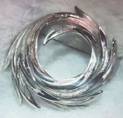 1970s BSK Brooch Silvertone Feathers 2''