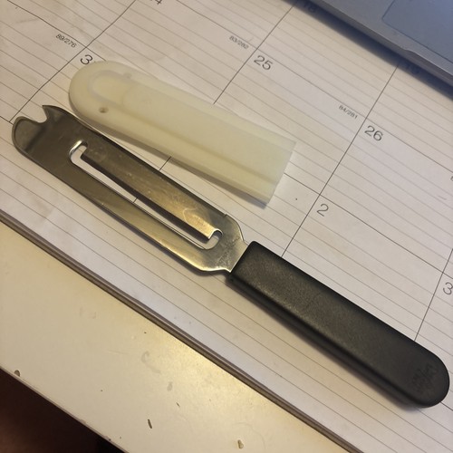 Pampered Chef Cheese Knife 1125 Slicer Spreader Stainless With Protective Cover