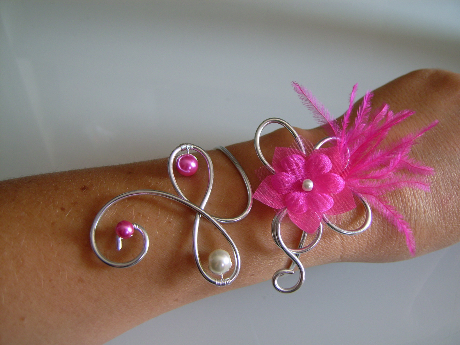 Bracelet original ivoire et fuchsia bicolore pour tenue de mariée élégante
