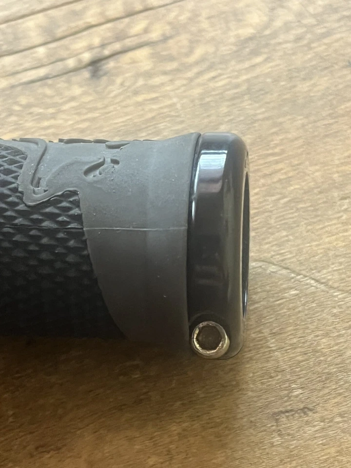 Empuñaduras de manillar planas ODI gris Aaron Gwin Lock On 135 mm 22,2 GT Bravado Foto 3 de 4