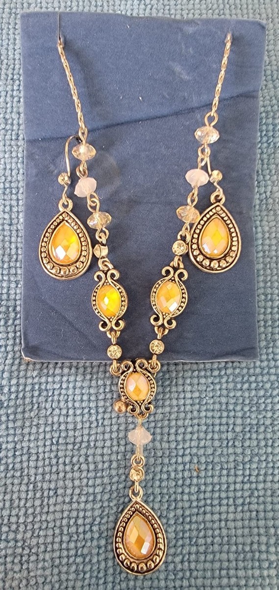 Boucles d'oreilles roses sur fond transparent. Les malédictions se