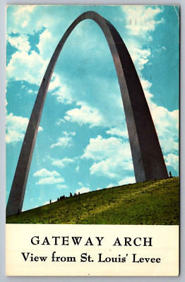 Postcard  Gateway Arch View from St. Louis' Levee Missouri   G 19