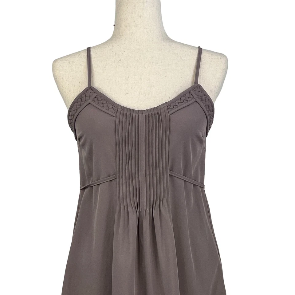 VESTIDO GRIS BAR III CON TIRANTES CUELLO EN V TRENZADO PINTUCK ESPALDA AJUSTADA CINTURA ALTA-BAJA Foto 2 de 4