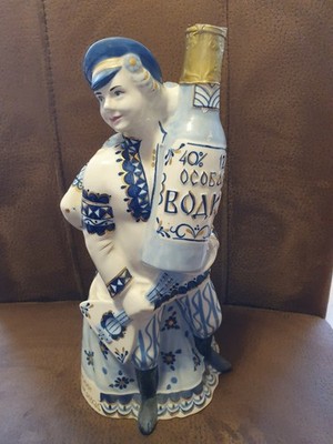 Porzellan Flasche für Vodka russisches Paar mit Balalaika h 28 cm Sibirien