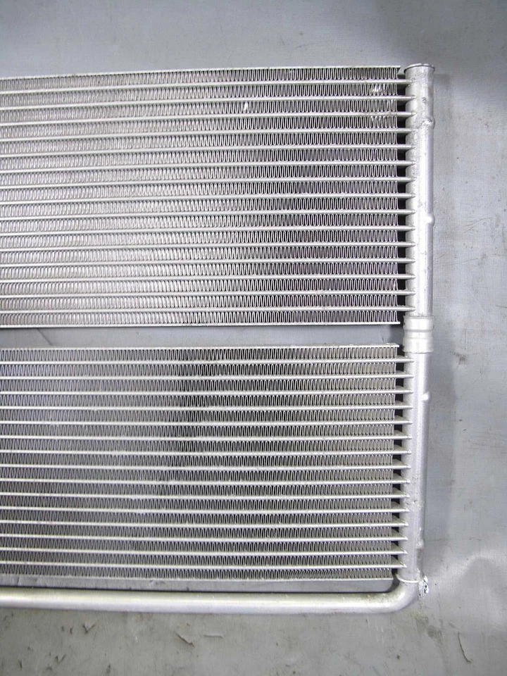 Radiador enfriador de aceite motor de fábrica BMW E60 550i E63 650i V8 2006-2010 usado Foto 3 de 4