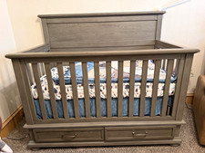 Rooms to Go - Convertible crib 2025 model and dresser with changing pad.