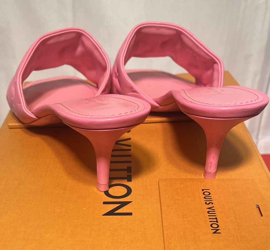 Louis Vuitton ピンクモノグラムエンボス レザーミュール24.5相当 Louis Vuitton ピンクモノグラムエンボス レザーミュール24.5相当