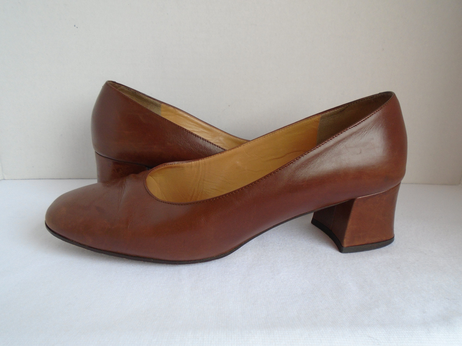 COACH WOMANS BROWN LOW PUMPS SIZE 8.5B Gem