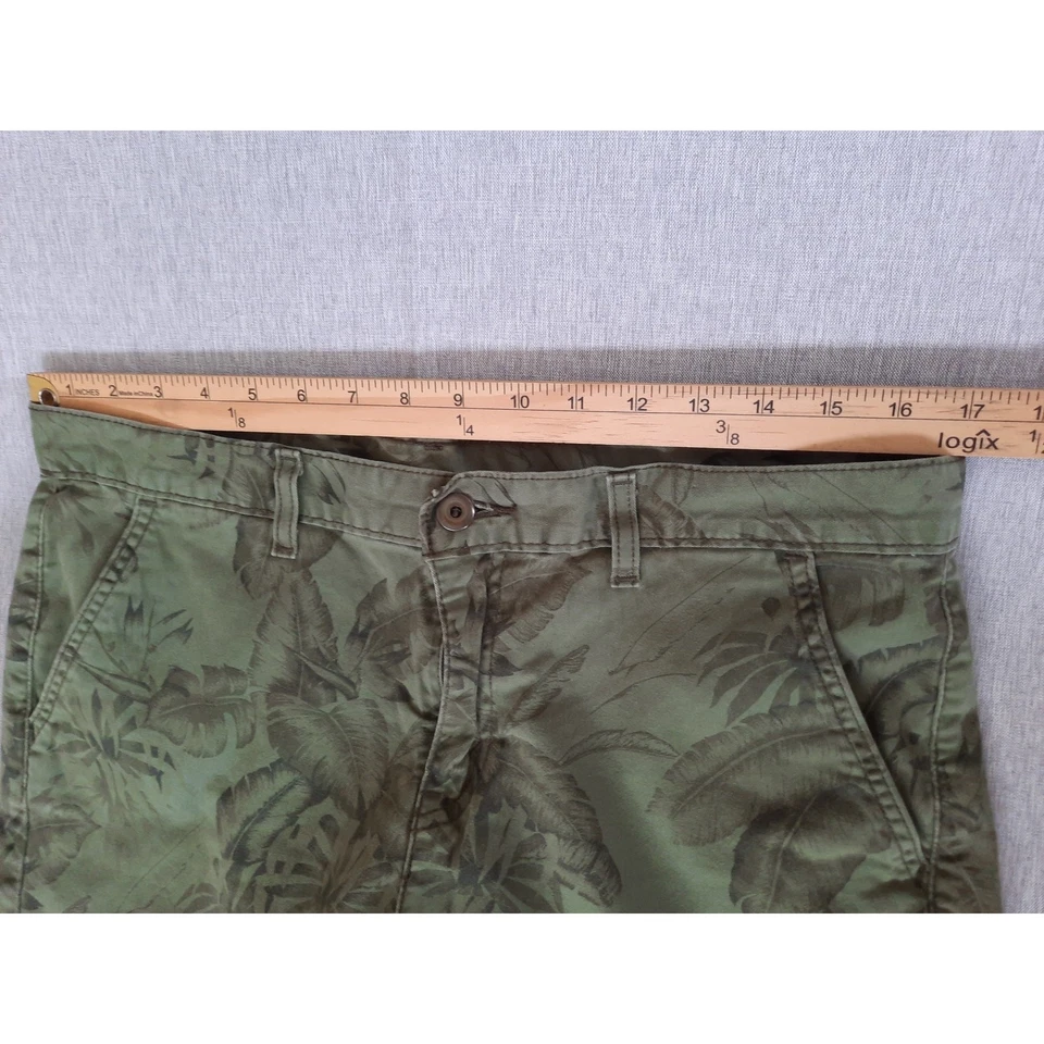 Bermudas cortas de jean Levi Strauss & Co 31 de algodón floral verde militar para mujer Foto 3 de 4