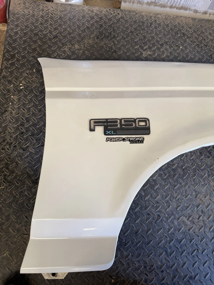 Ford F350 XLT 1995-1997 OEM Guardabarros delantero derecho pasajero blanco usado Foto 2 de 4