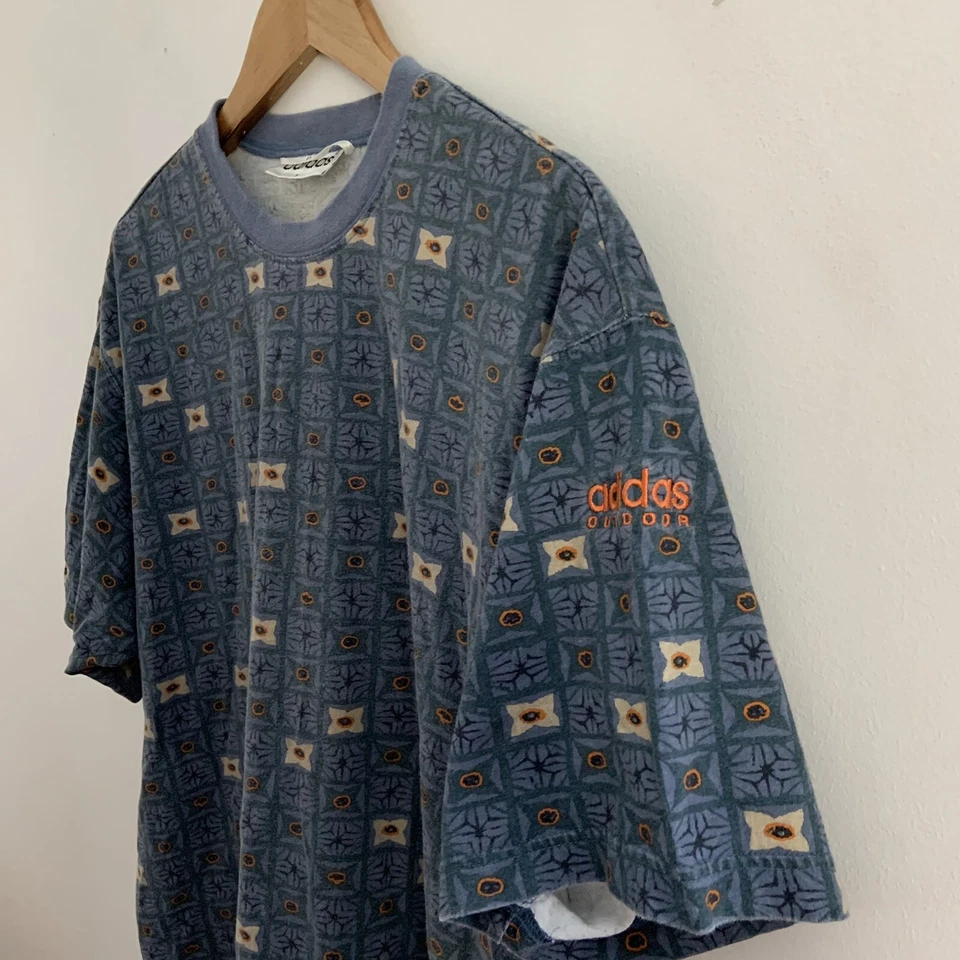 Camiseta Vintage Años 90 ADIDAS Exterior Flor de Loto Cubo Red Rejilla Floral Mediana Foto 2 de 4