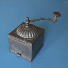 Moulin à Café en tôle emboutie antique coffee grinder art populaire 19ème