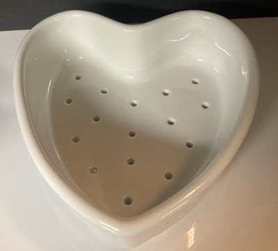 French 7.5'' White Coeur a la Crème Heart Shaped Cheese Mold Strainer