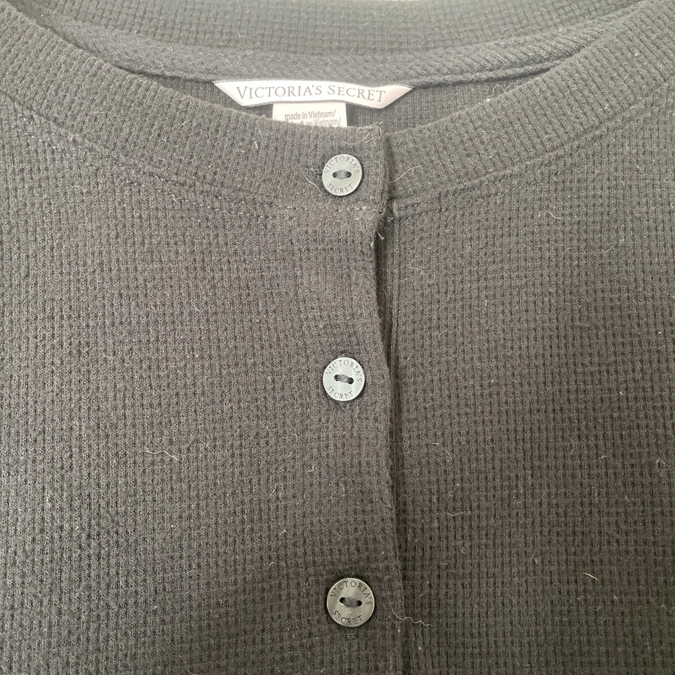 Top Henley de manga larga tejido gofre negro Victoria’s Secret talla M Foto 3 de 4