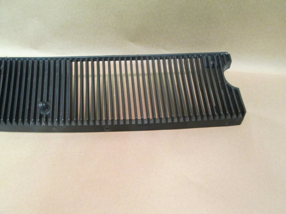 Ferrari Mondial — правосторонняя наружная решетка — капот лобового стекла No 60587500 - Изображение 2 из 4