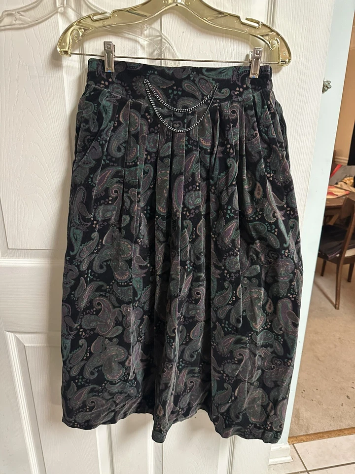 70s 80s Yi Shan Black Velvet Skirt Green Paisley Chains Purple Med 10 28x32 Vnt - Image 2 of 4