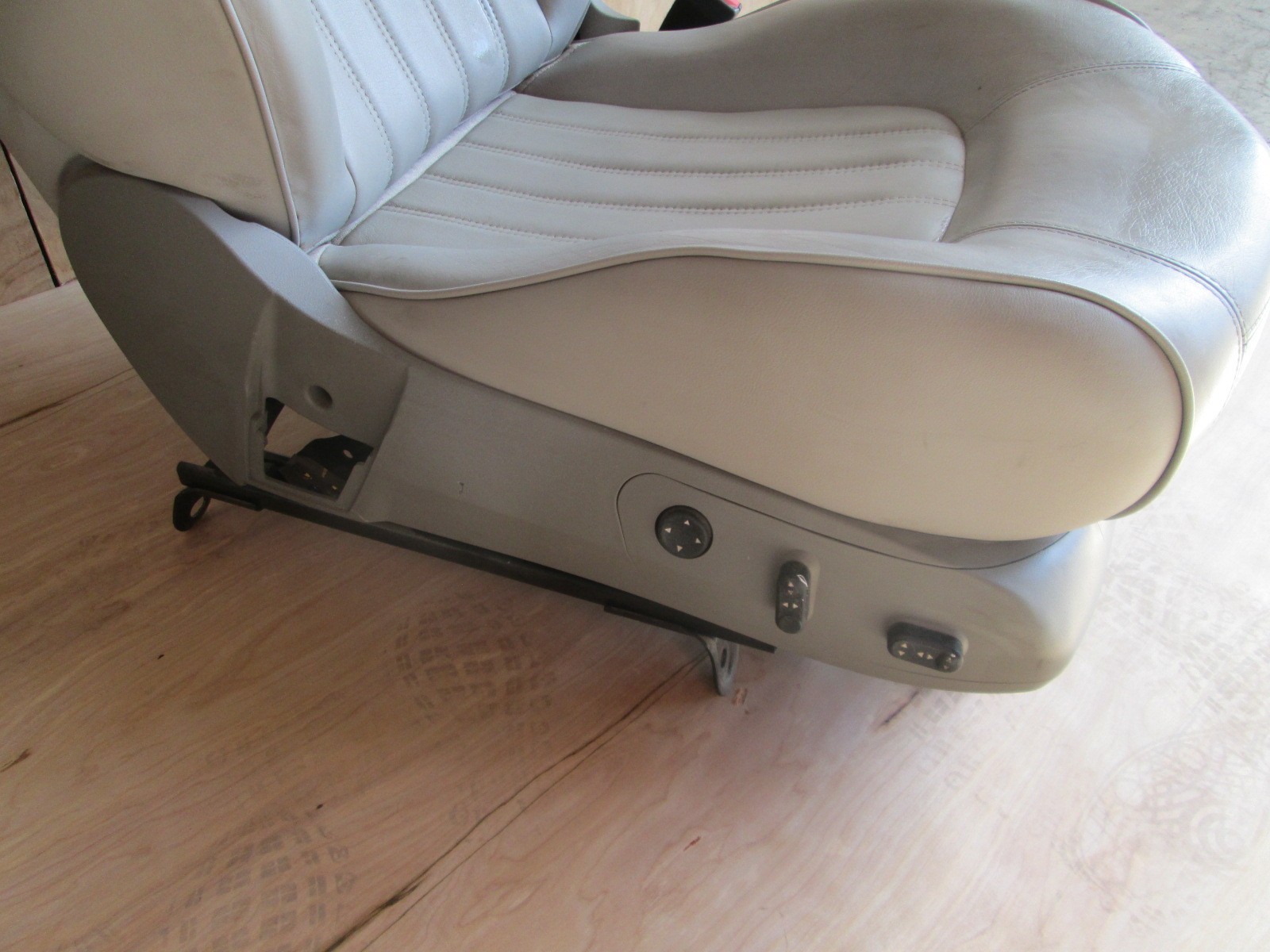 Maserati 4200 Spider RH / Passenger Seat (Grey) w/ Rails / Guides # 9811007