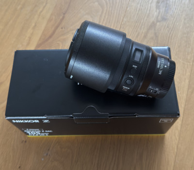NIKON Nikkor Z MC 105mm 2.8 VR S - WIE NEU - Rechnung 27.05.2025
