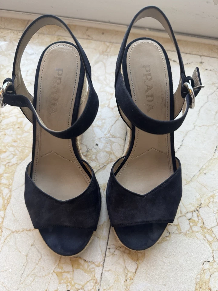 Sandalias Prada de gamuza azul marino con cuña punta abierta, talla 7,5 / 37,5 - EXCELENTE estado Foto 3 de 4